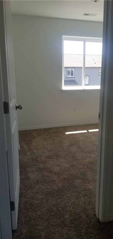 3-bedroom, 2.5-bath townhouse - Photo 7 of 12