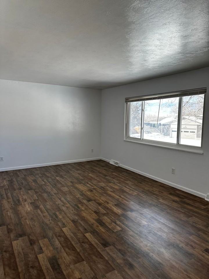 1519 Mckay Way - Photo 5 of 30