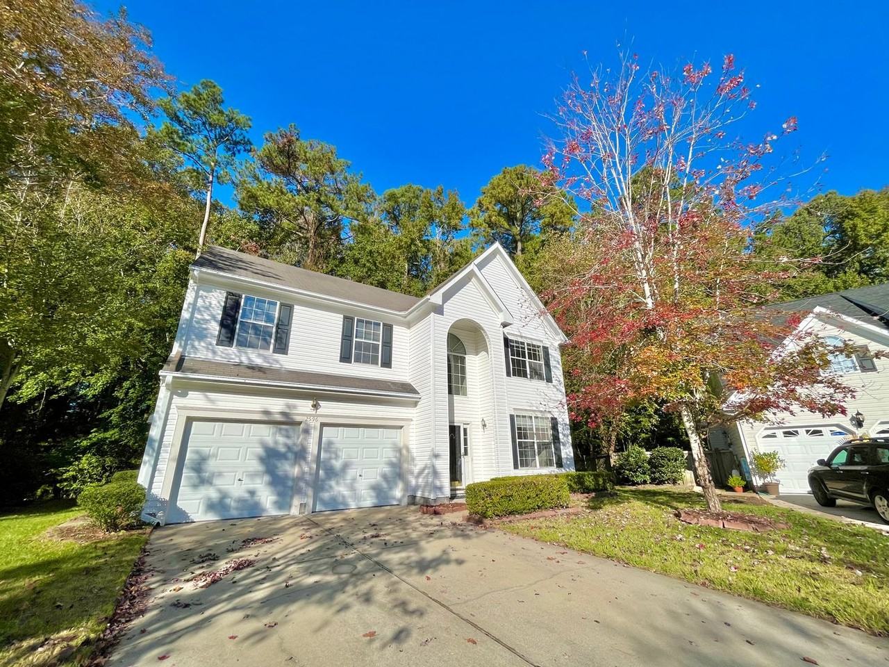 2596 Penshurst Way - Photo 3 of 41