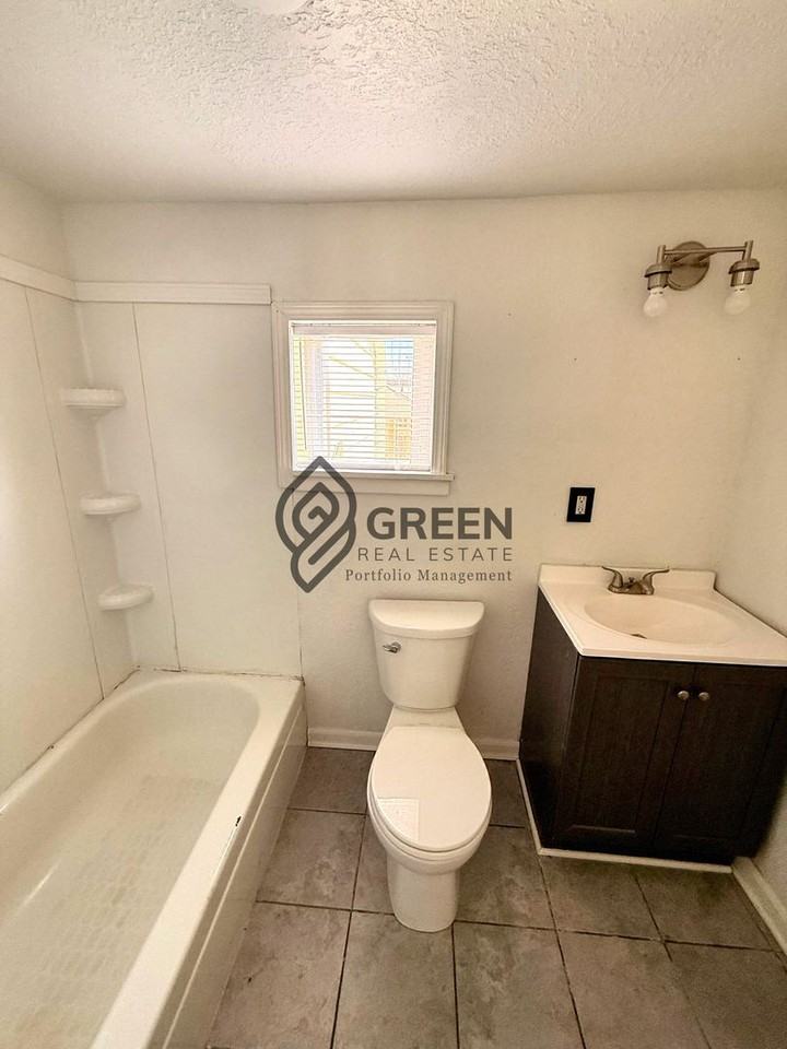 258 W Water St - Photo 3 of 11