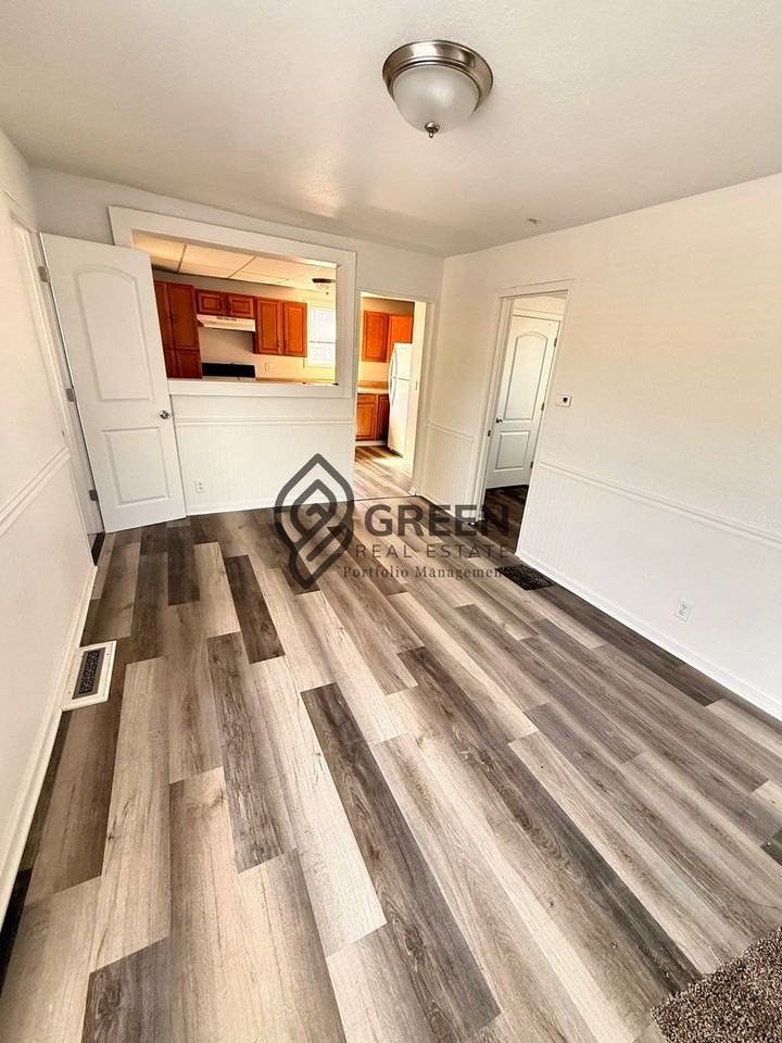 258 W Water St - Photo 4 of 11