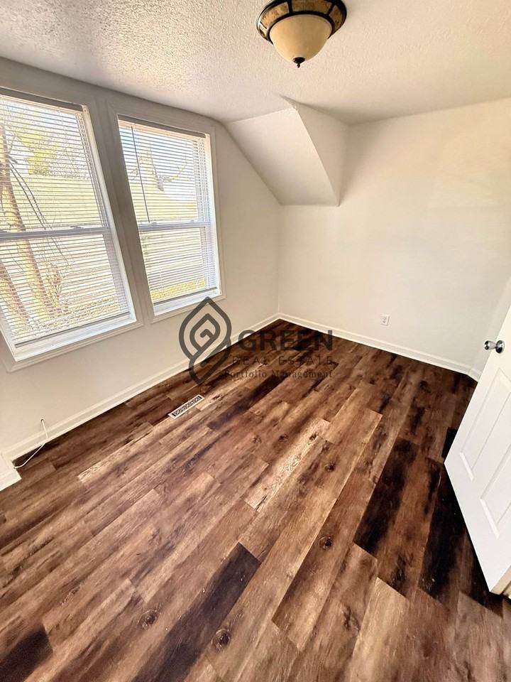 258 W Water St - Photo 6 of 11