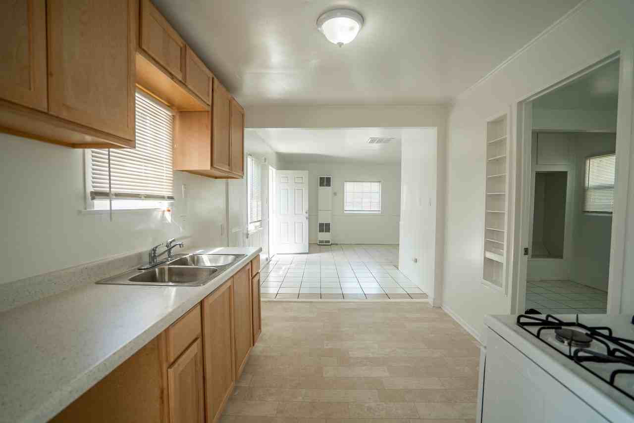 24012 Arch St - Photo 2 of 11