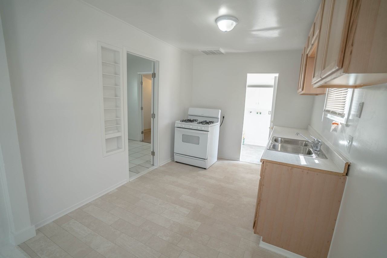 24012 Arch St - Photo 3 of 11