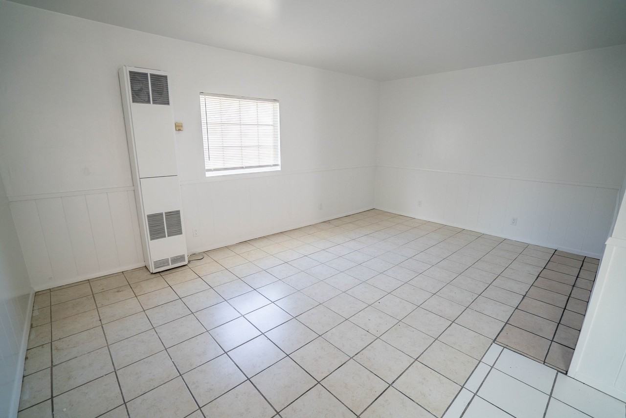 24012 Arch St - Photo 4 of 11