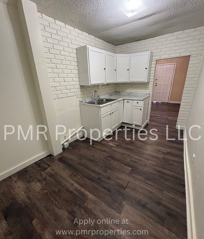 2737 S 18th St - Photo 4 of 10