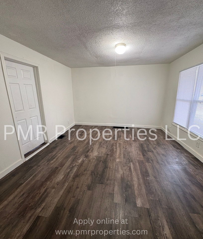 2737 S 18th St - Photo 6 of 10