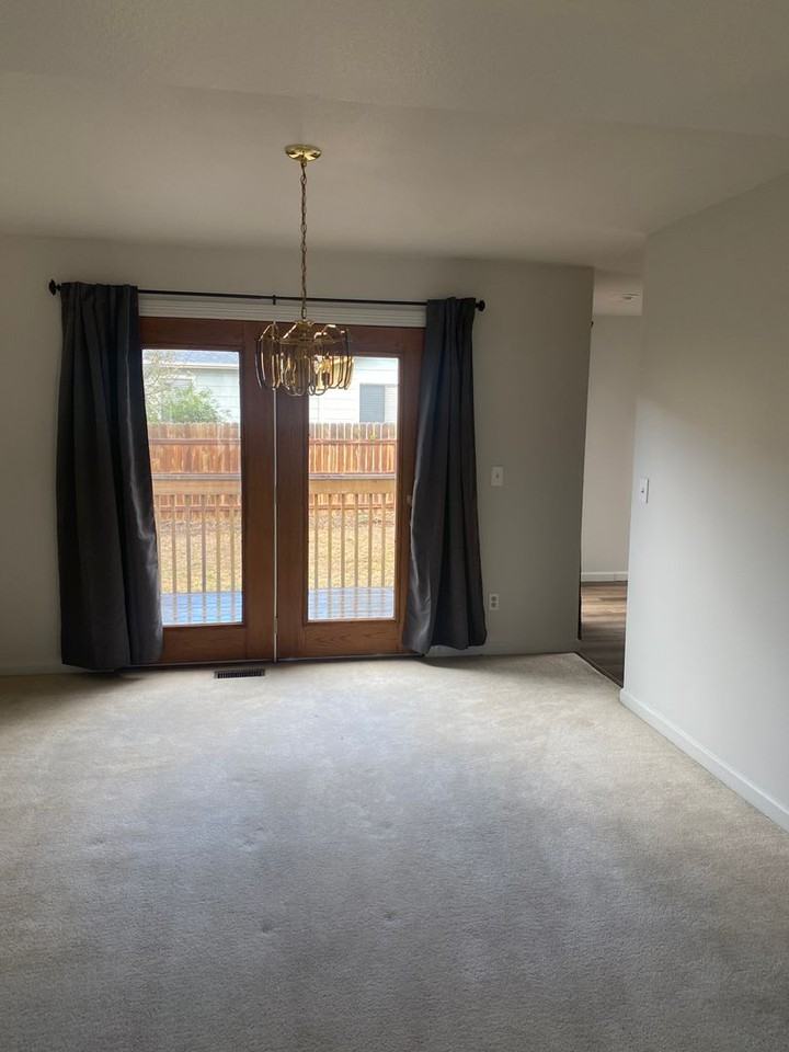 970 Hubbell Dr - Photo 3 of 15