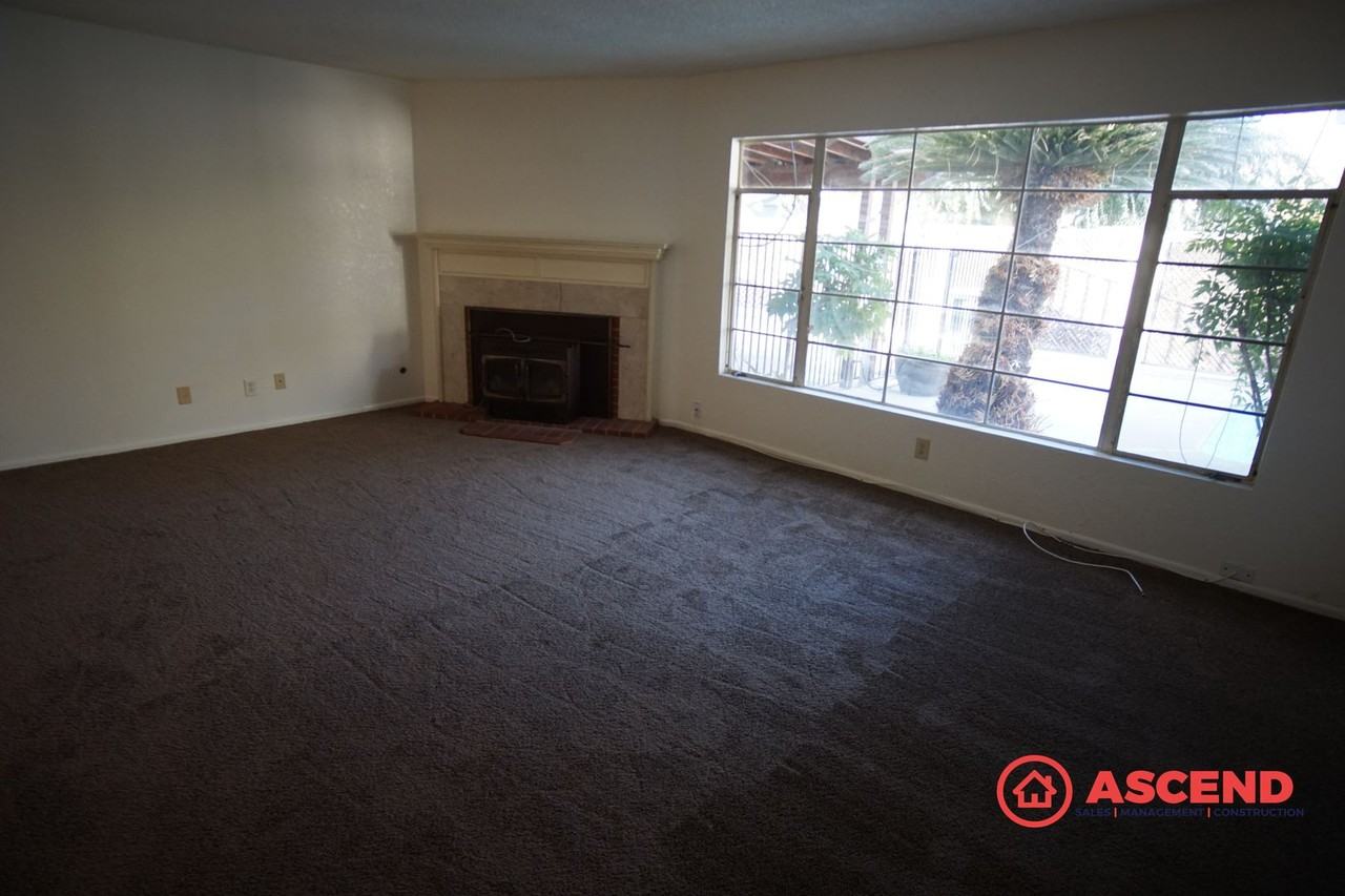 2712 Century Dr - Photo 2 of 17