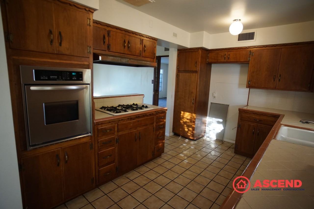 2712 Century Dr - Photo 5 of 17