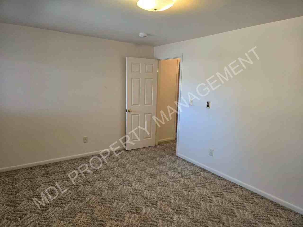 121 N Woodbridge St - Photo 6 of 10