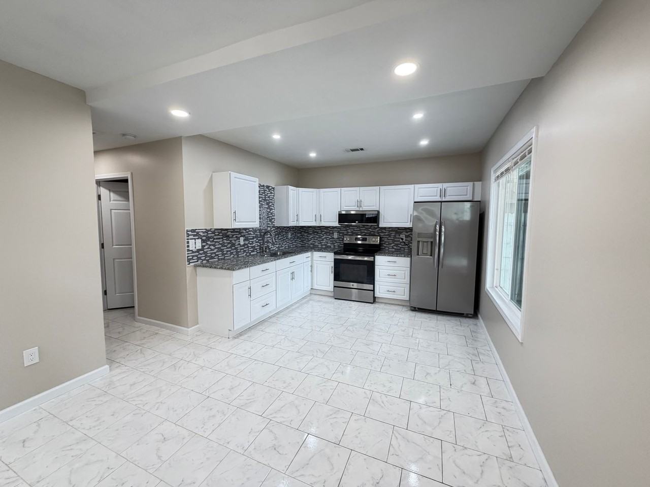 921 Brentwood Ave - Photo 2 of 31