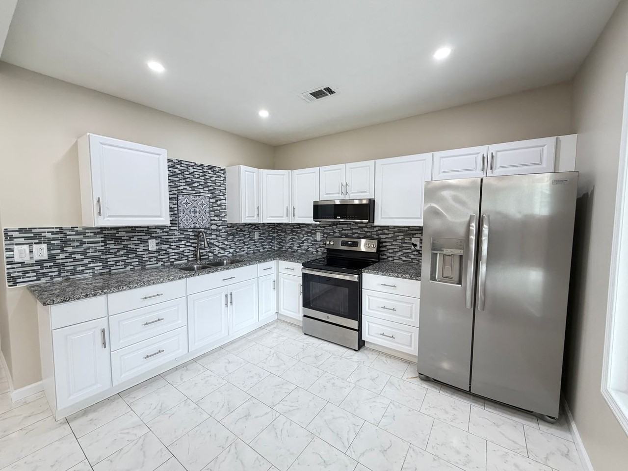 921 Brentwood Ave - Photo 4 of 31