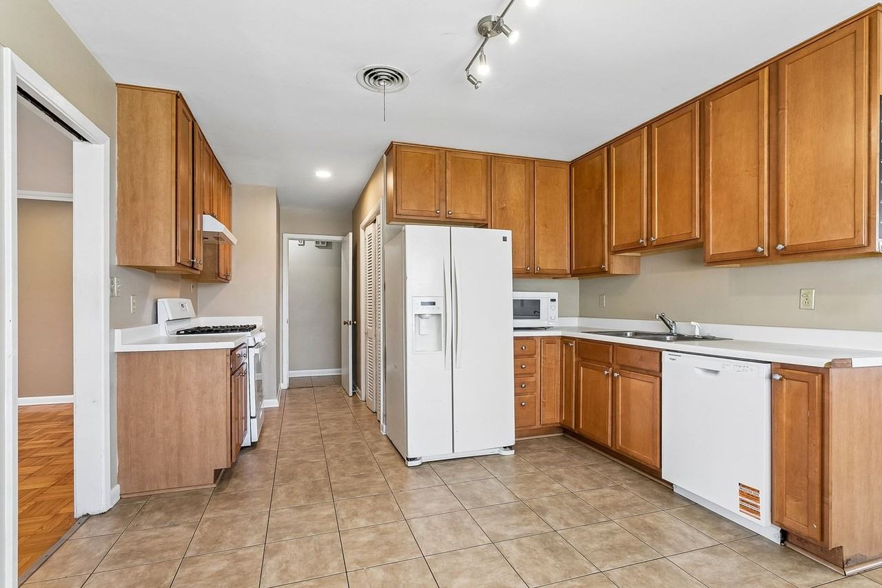 2486 Hyman Pl - Photo 5 of 11