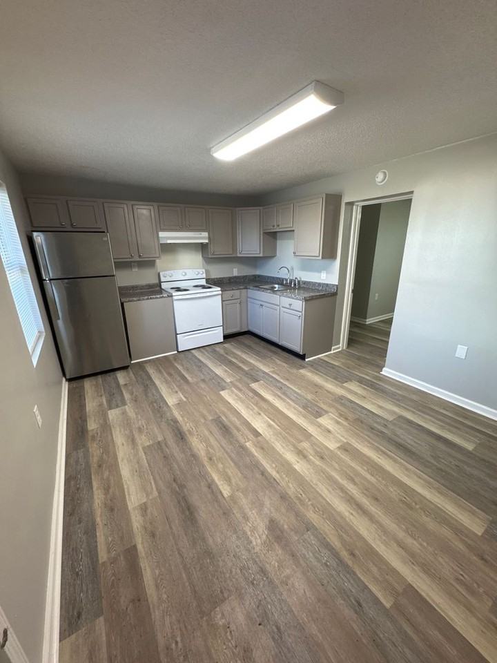 1225 Lewis St - Photo 2 of 6