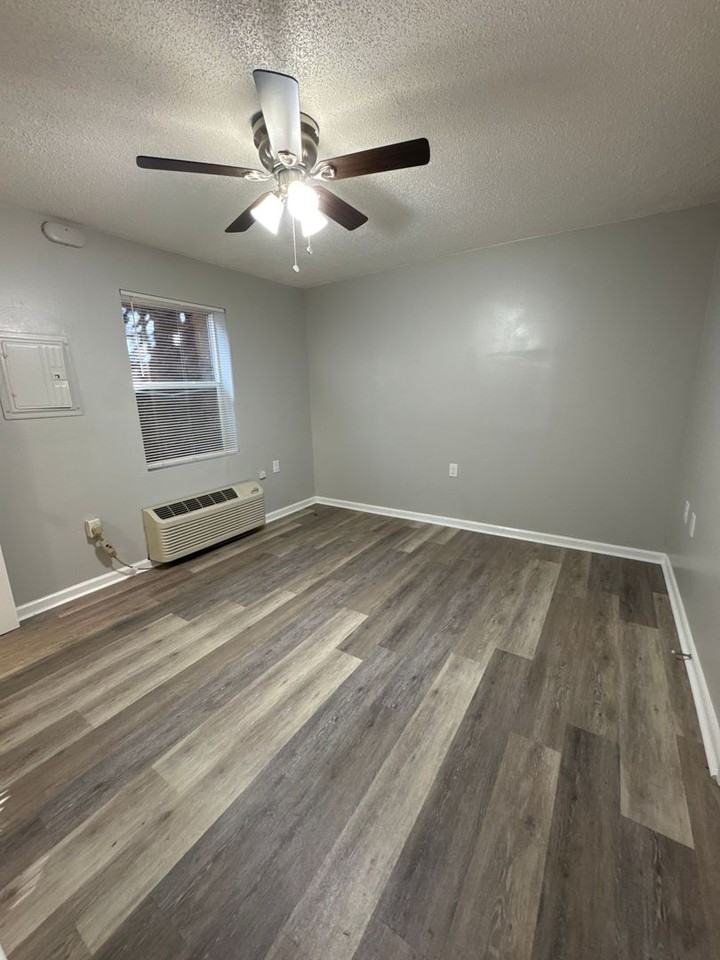 1225 Lewis St - Photo 4 of 6