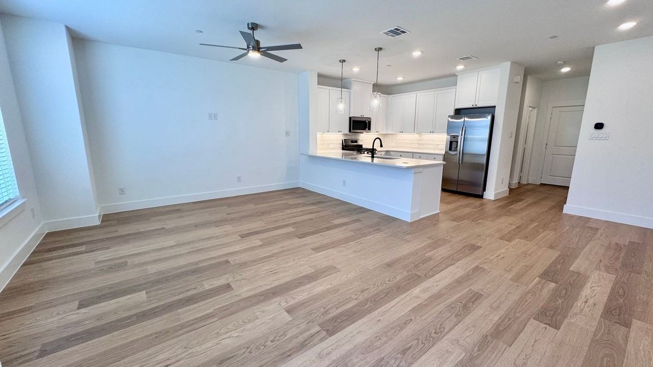 2546 Campden Mews - Photo 2 of 14