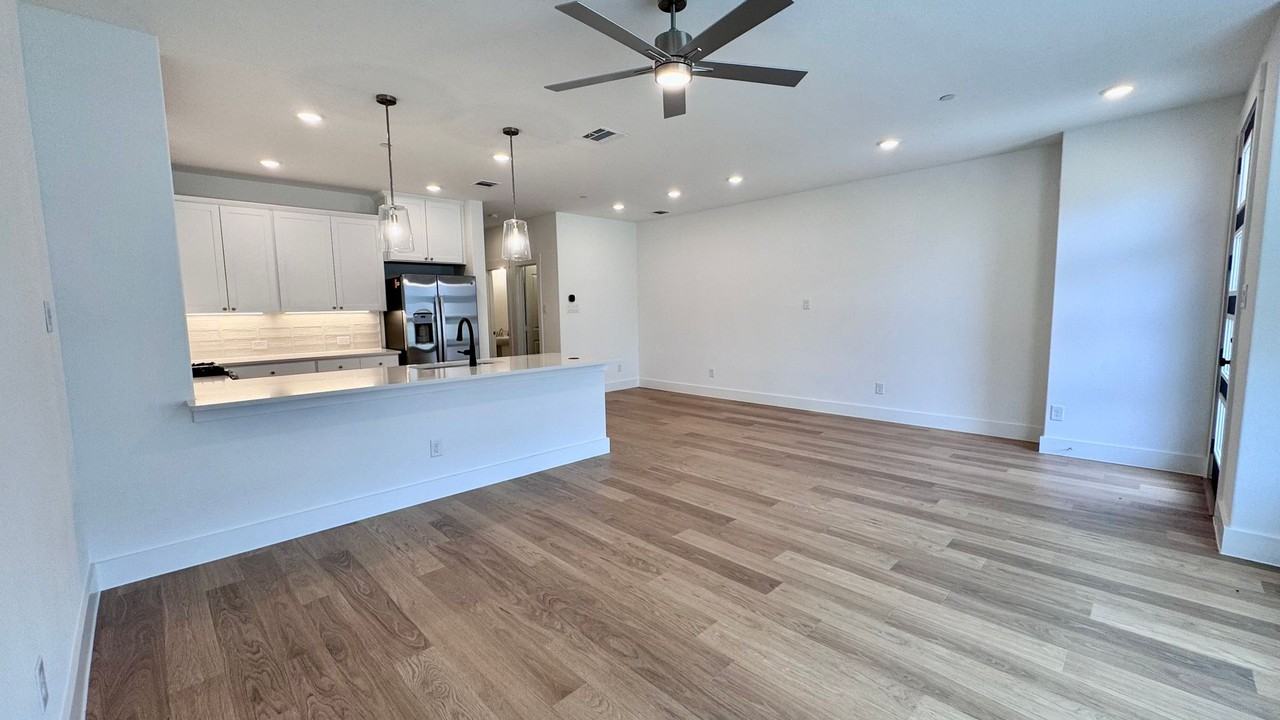 2546 Campden Mews - Photo 3 of 14