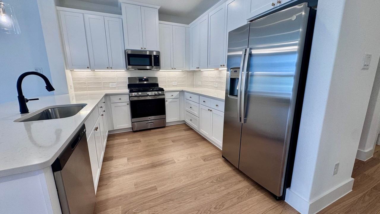 2546 Campden Mews - Photo 5 of 14