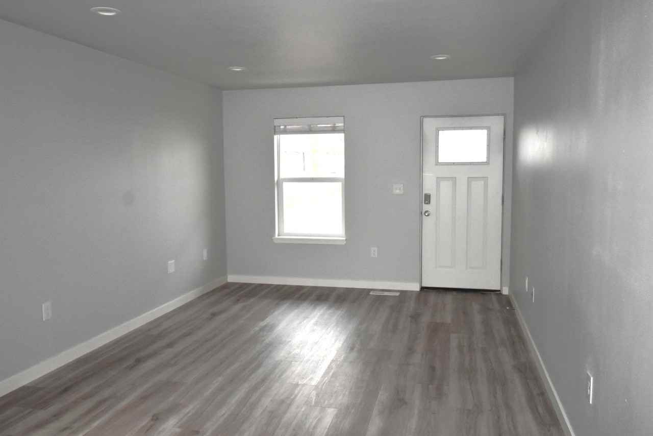 845 W Oak St - Photo 2 of 17