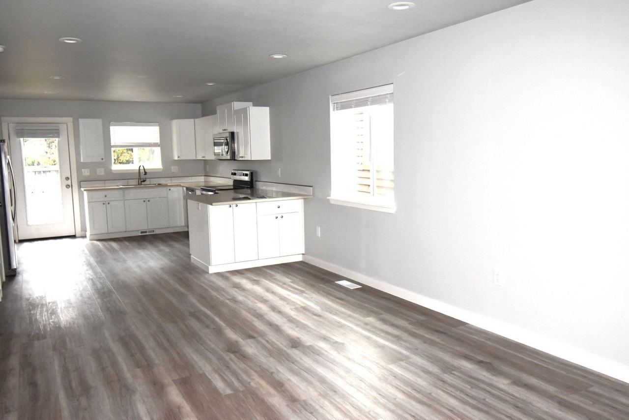 845 W Oak St - Photo 3 of 17