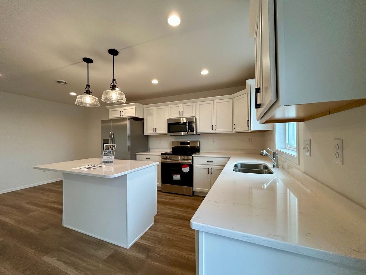 858 1st Ave - Photo 4 of 28