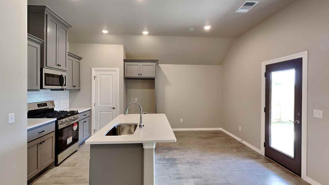 9101 Nw 127th St - Photo 5 of 17