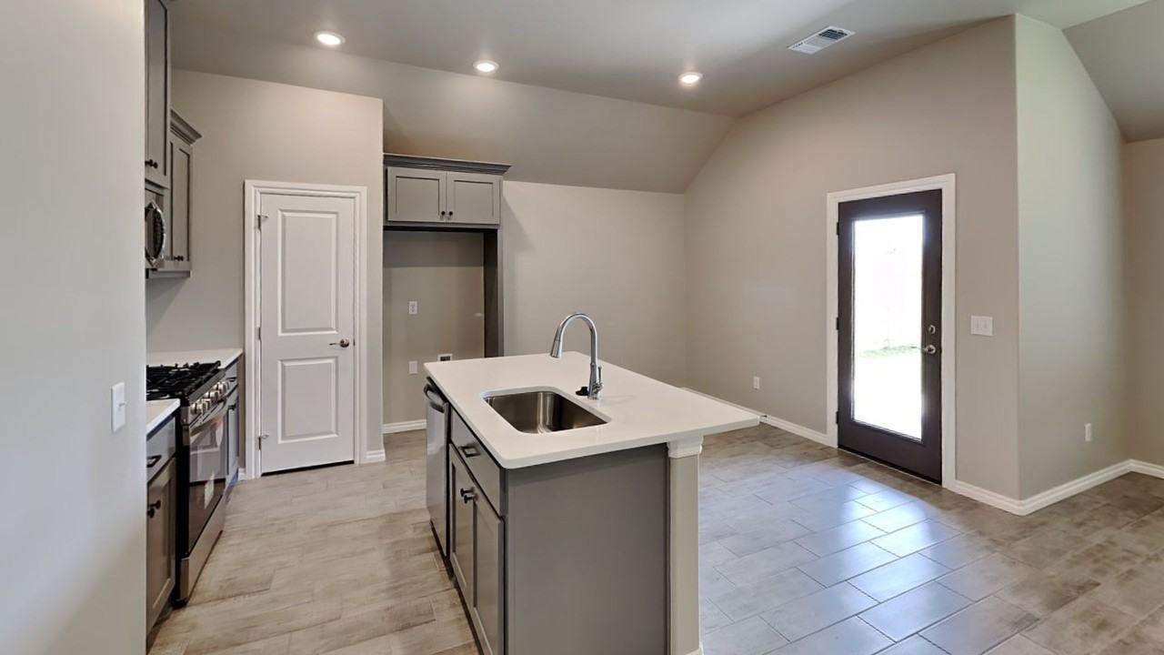 9101 Nw 127th St - Photo 6 of 17