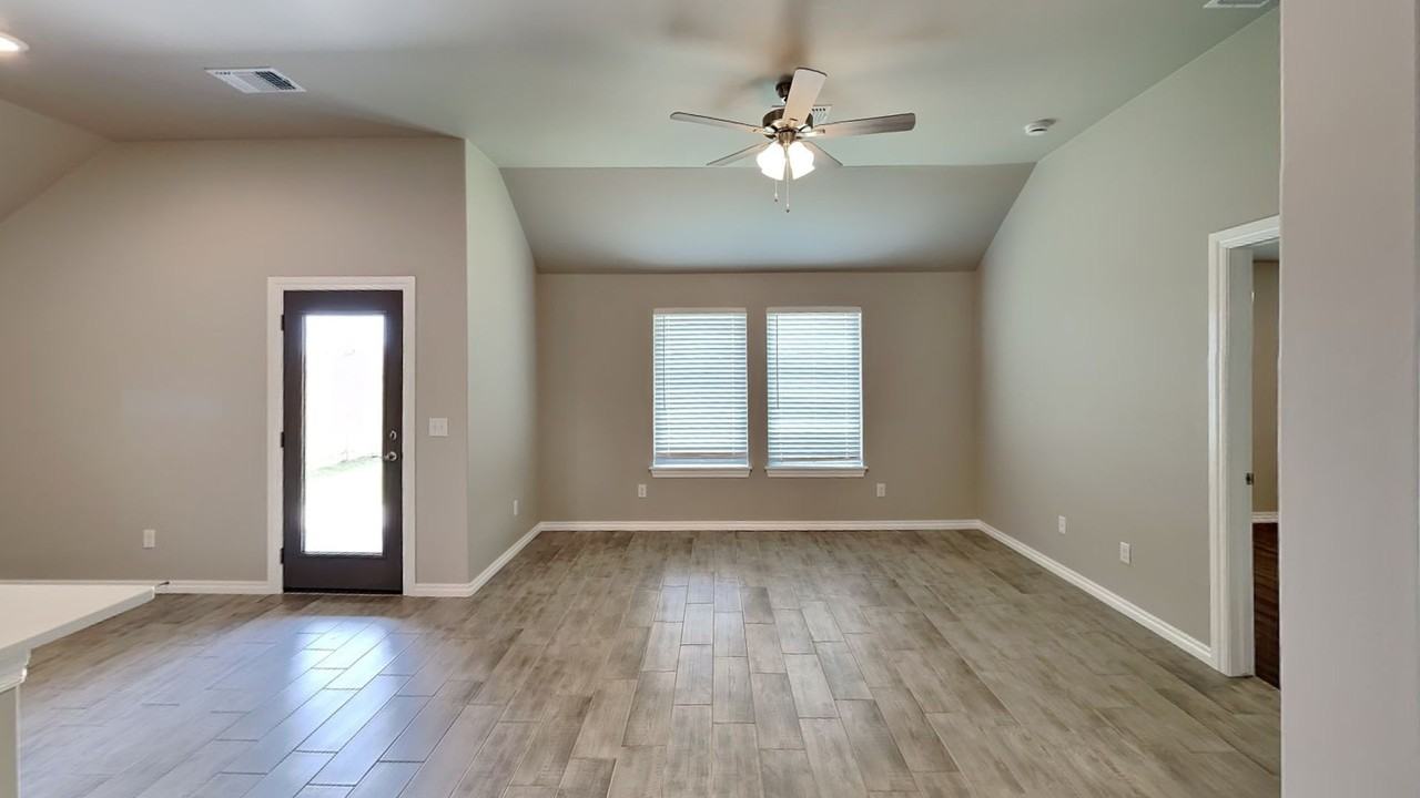 9101 Nw 127th St - Photo 7 of 17