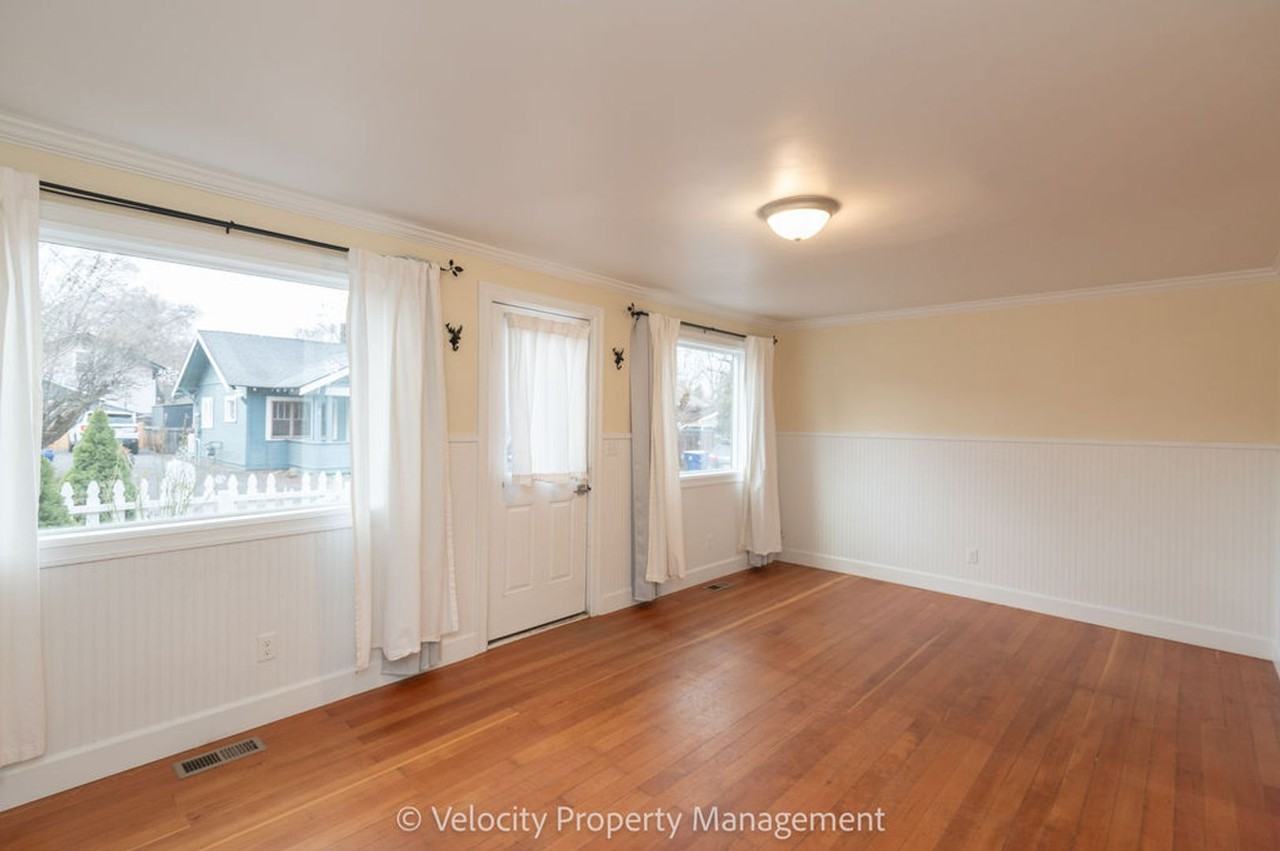 20 Nw Hood Pl - Photo 3 of 23