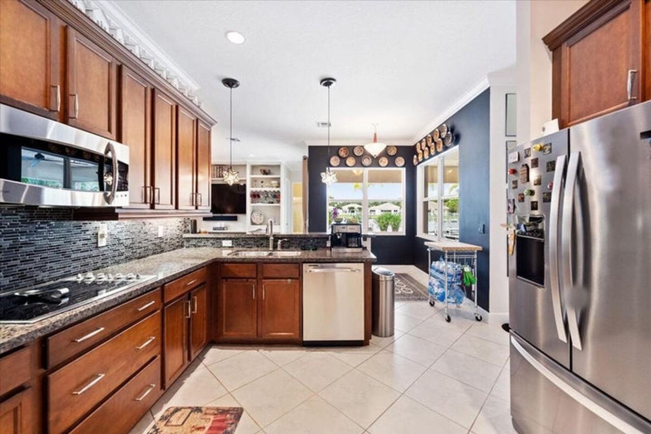 8152 Butler Greenwood Dr - Photo 4 of 21