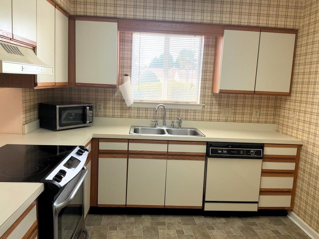 604 Gleneagles Dr - Photo 3 of 21