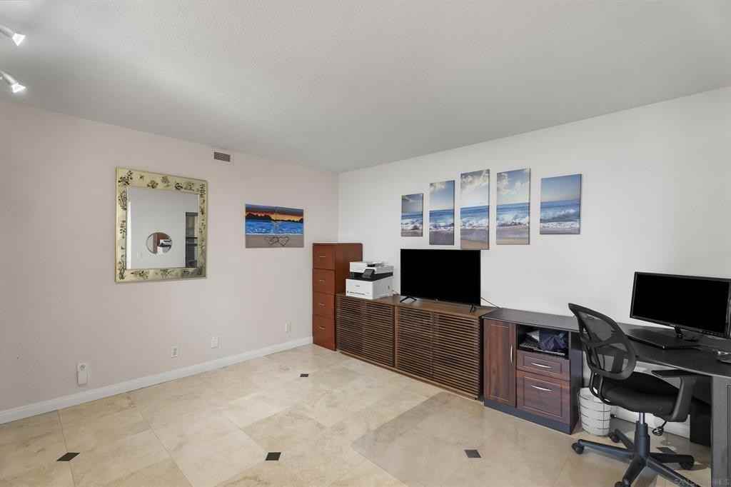 230 W Laurel St - Photo 5 of 24