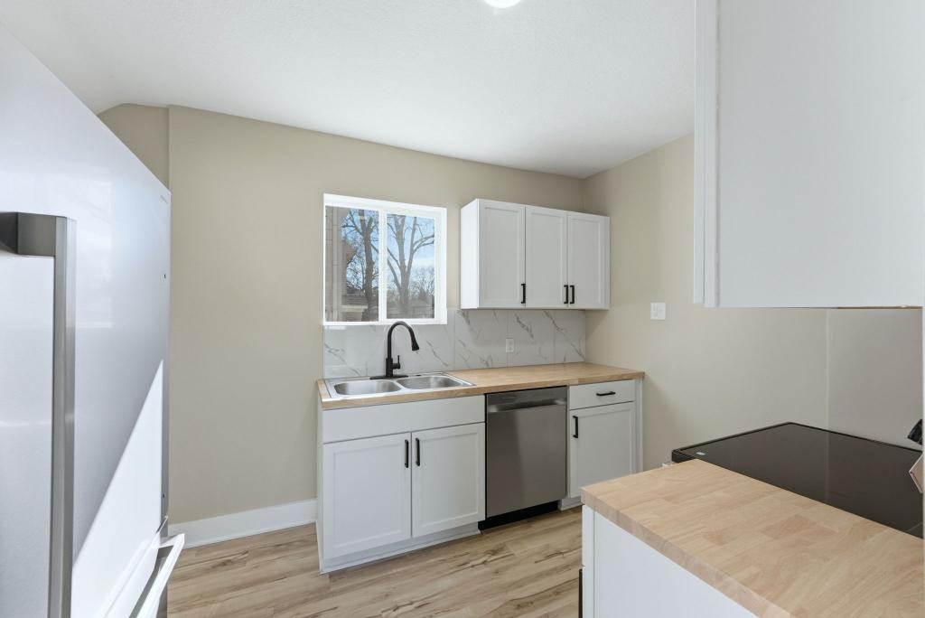 2221 Eby Ave - Photo 4 of 20