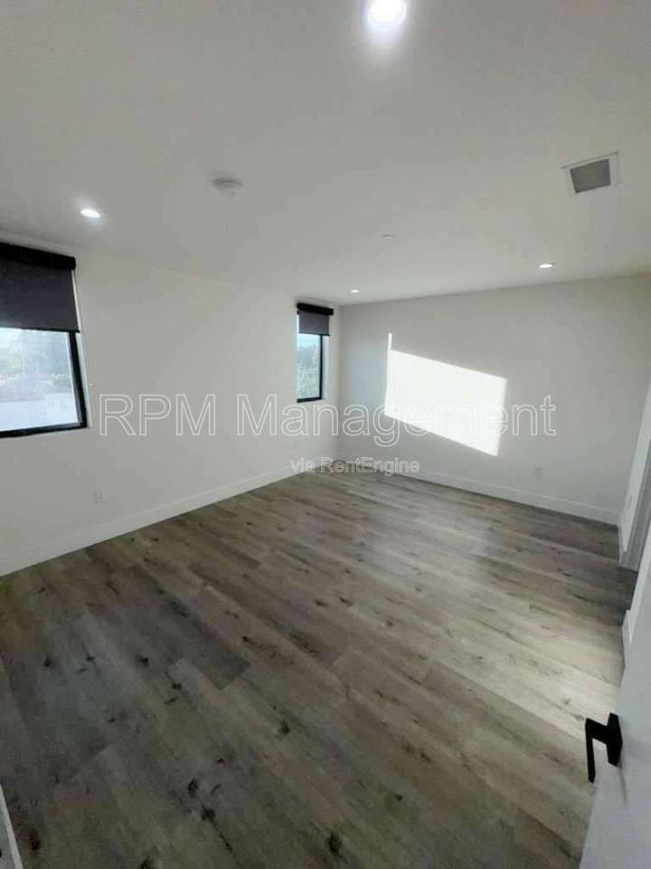 5923 Laurel Canyon Blvd #400 - Photo 2 of 9