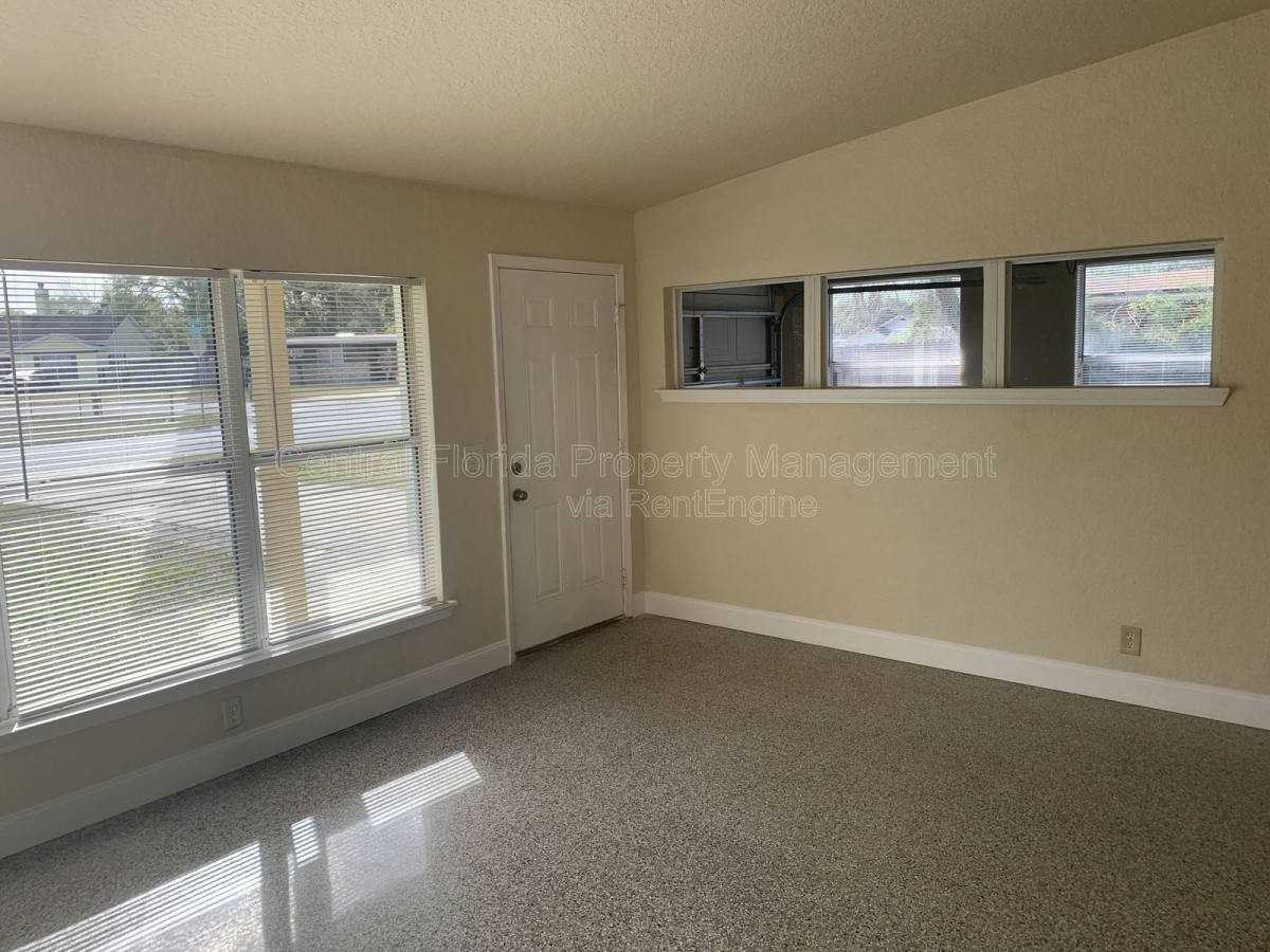 202 Bamboo Dr - Photo 2 of 10