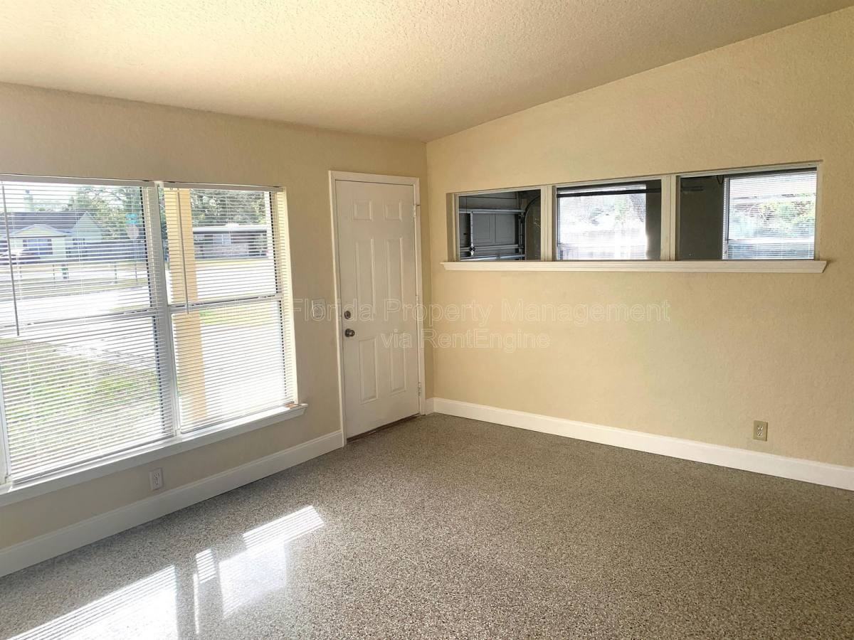 202 Bamboo Dr - Photo 3 of 10