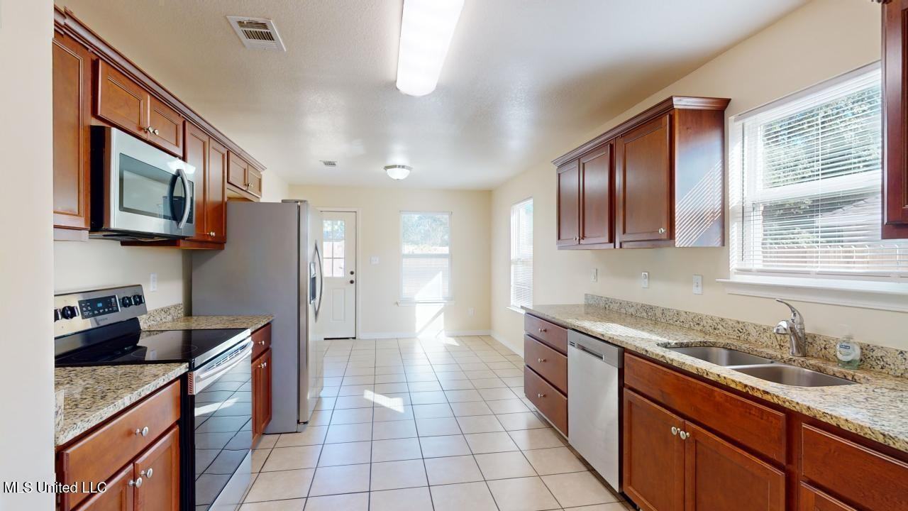 394 Rosalie Maria Dr - Photo 6 of 18