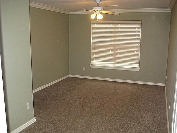 1015 Oakwood Ln #1015 - Photo 4 of 17