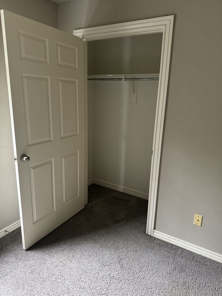 1015 Oakwood Ln #1015 - Photo 3 of 17