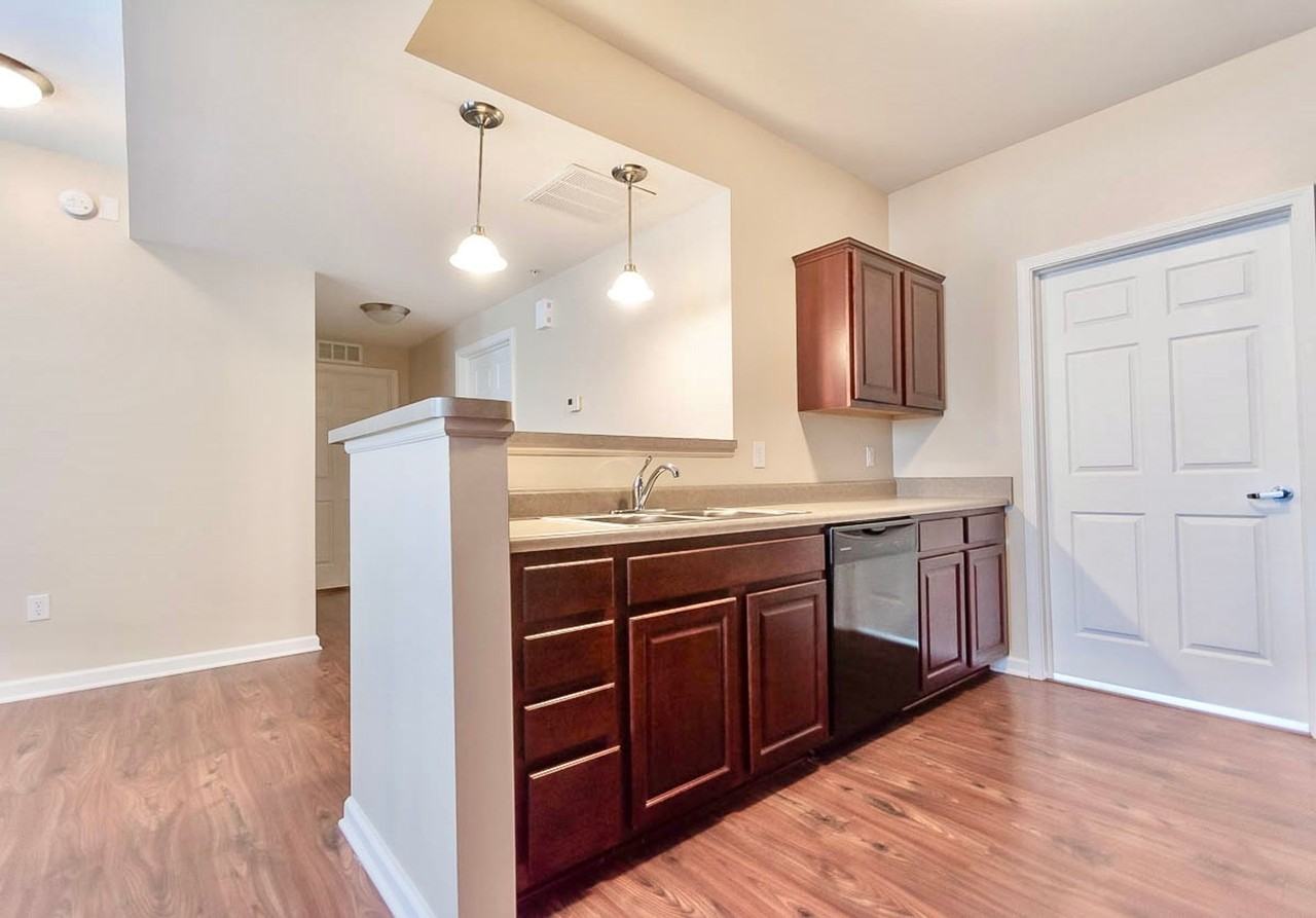 Tenth & College Horizons Apartments - Photo 4 of 50