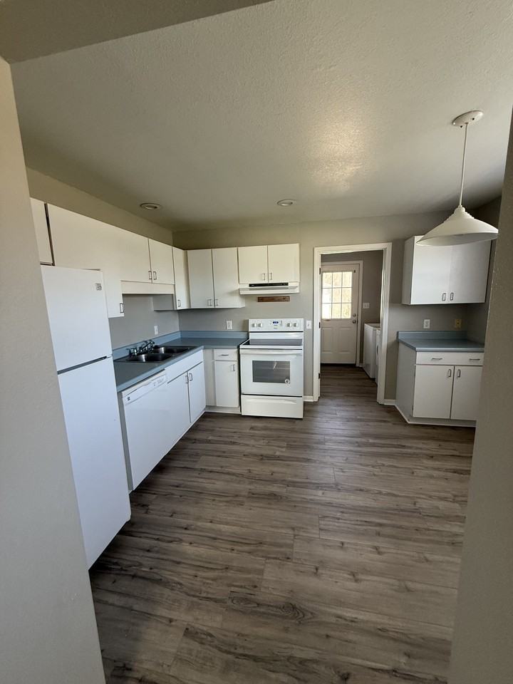 713 Cedar Dr #B - Photo 2 of 12