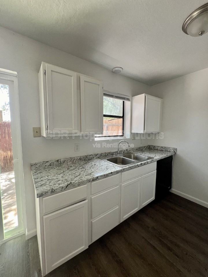 420 Tennessee St Ne #A - Photo 2 of 22