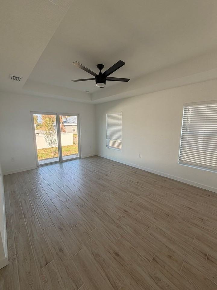 3026 Ne 6th Pl - Photo 3 of 20