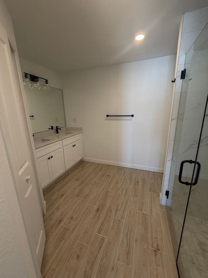 3026 Ne 6th Pl - Photo 5 of 20