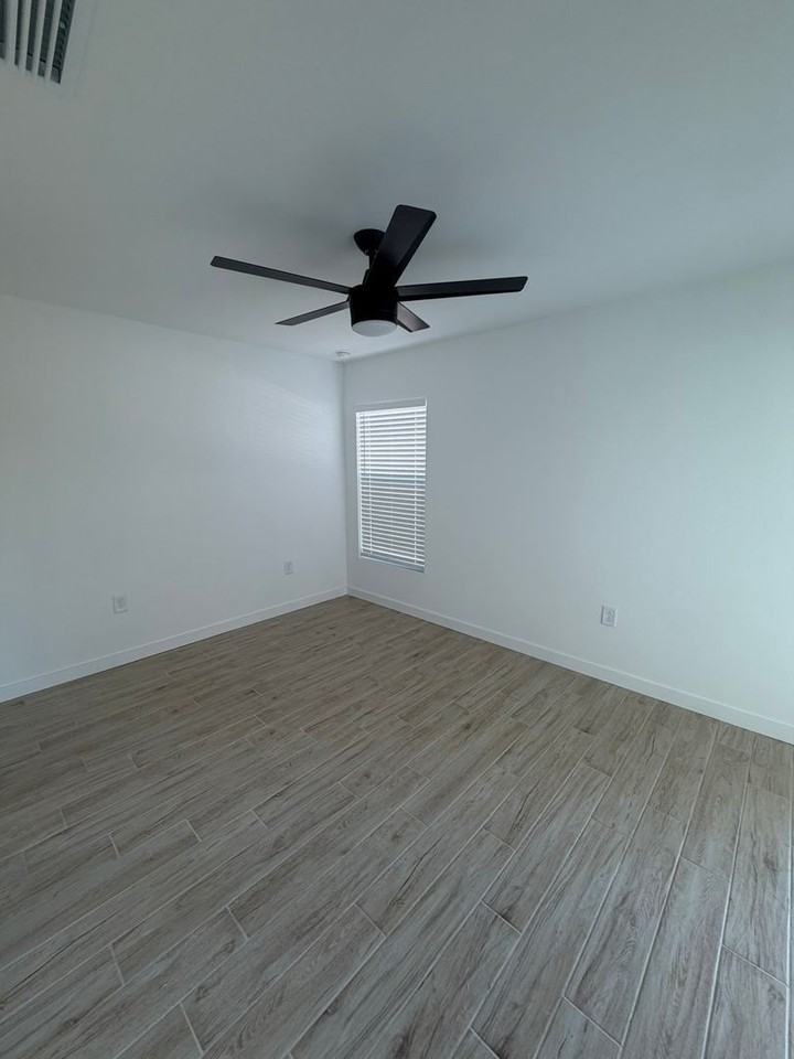 3026 Ne 6th Pl - Photo 7 of 20