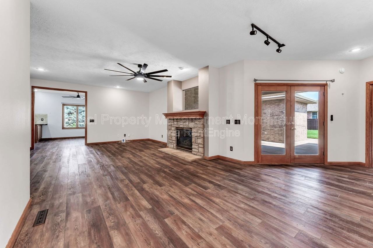 514 N Ellen St - Photo 3 of 41