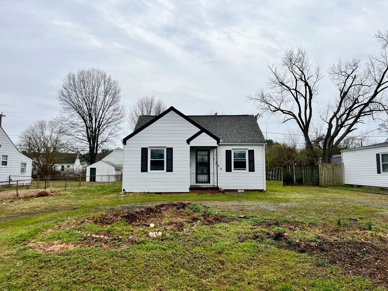 3209 Chesham St - Photo 2 of 27