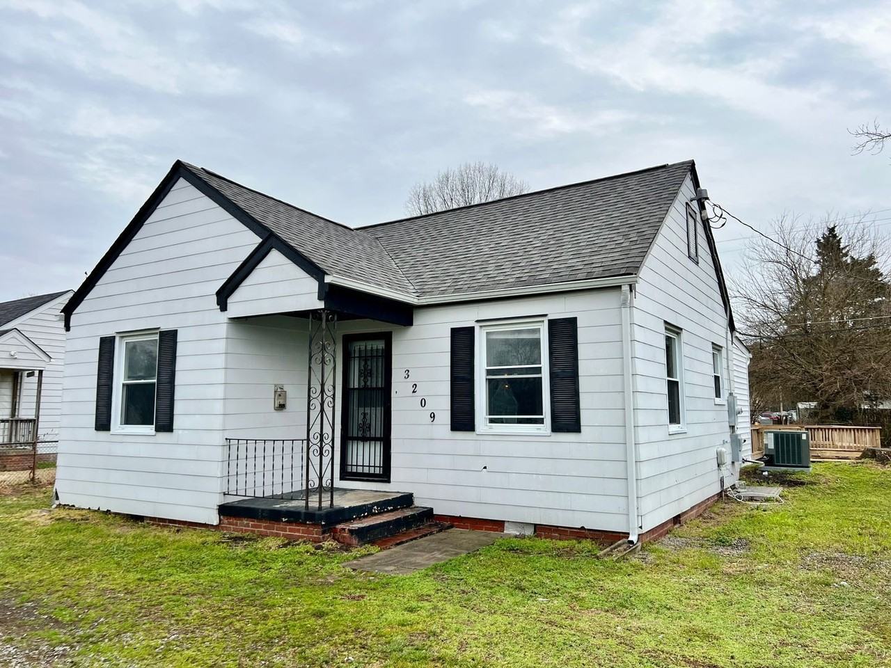 3209 Chesham St - Photo 3 of 27