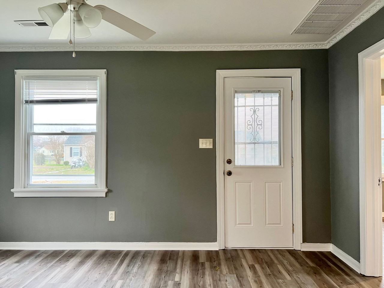 3209 Chesham St - Photo 4 of 27